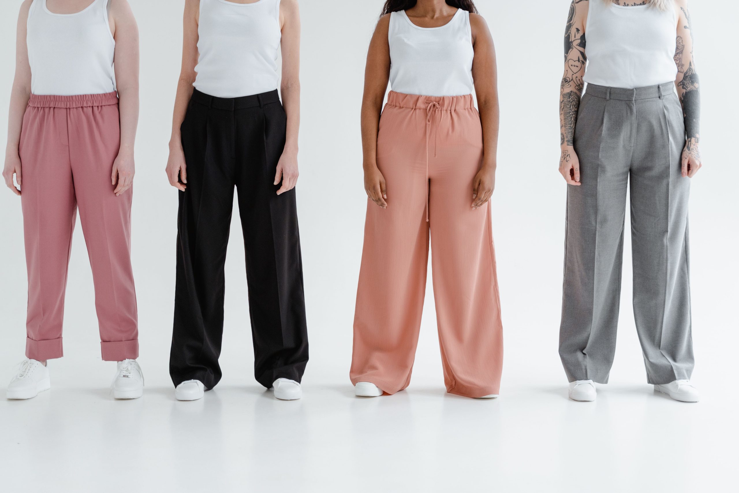 Quatre femmes portant des pantalons colorés et variés