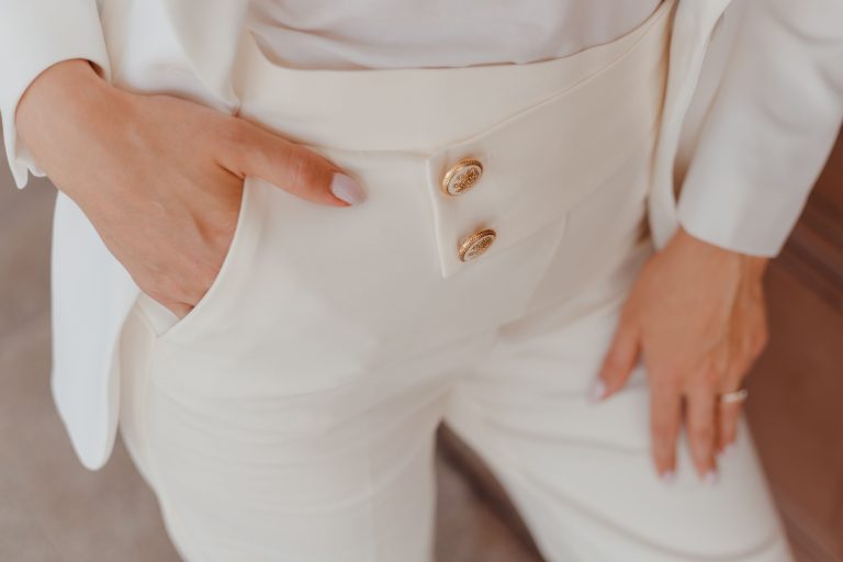Combinaison pantalon blanc femme élégante coupe parfaite