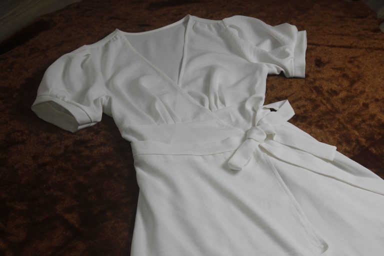 Robe blanche élégante à manche tulipe