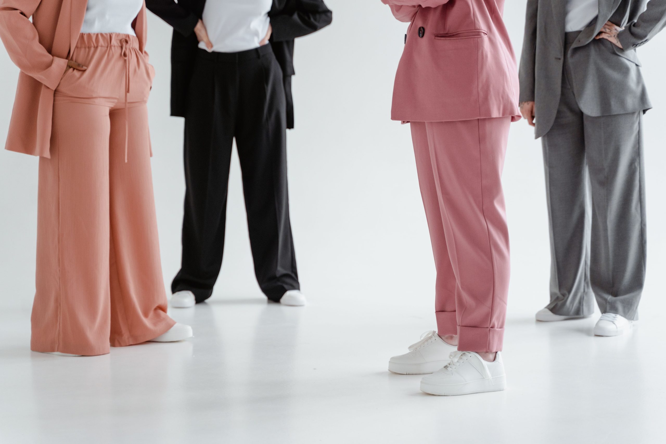 Groupe de femmes en tenues professionnelles modernes variées