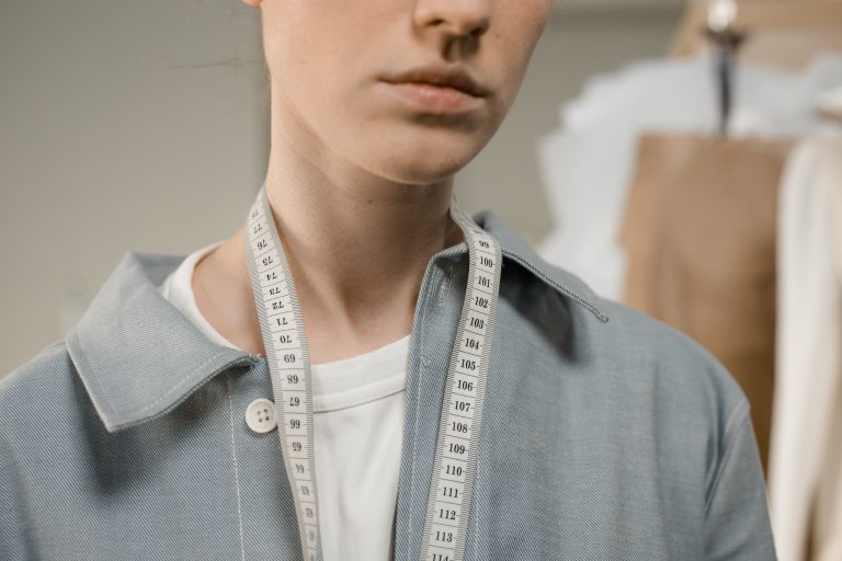 Designer mesurant son tour de cou avec precision