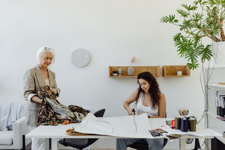 Deux femmes collaborent sur patron short femme