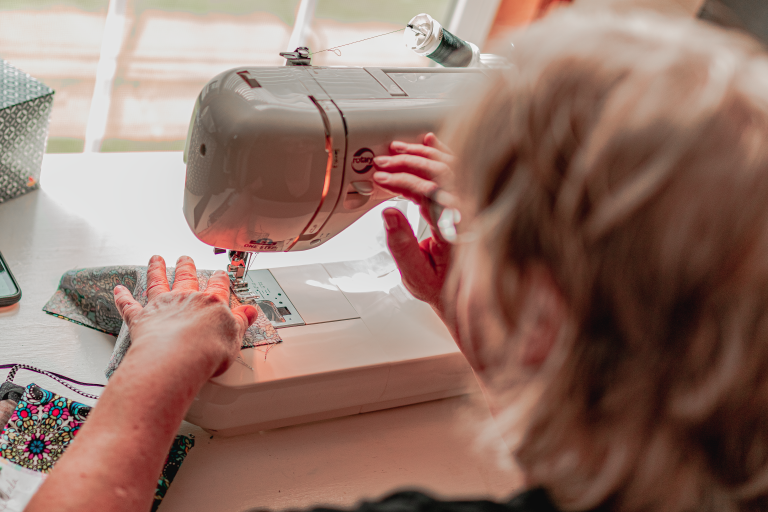 Femme cousant à la machine avec précision