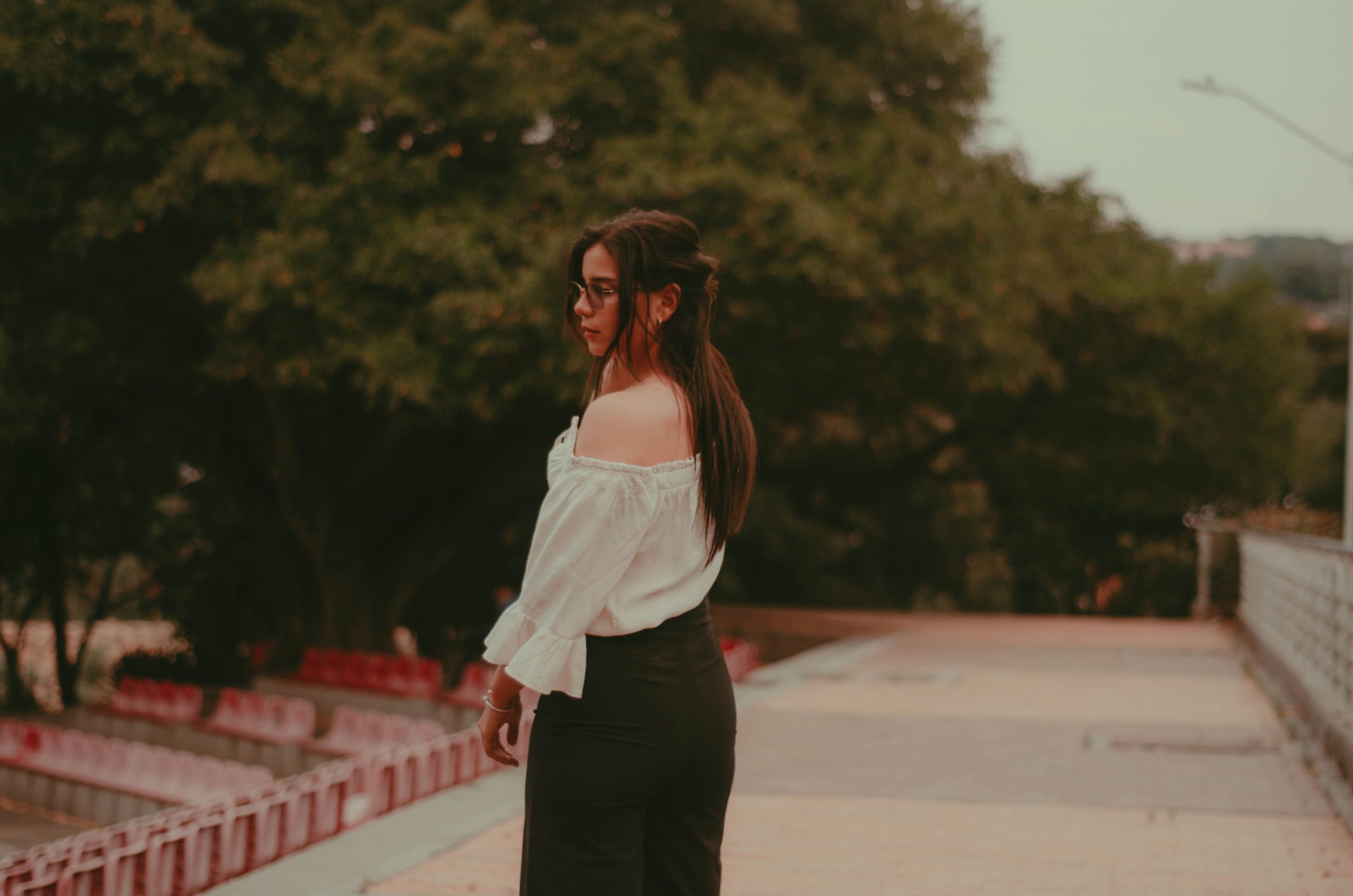 Femme stylée en tenue casual confiante