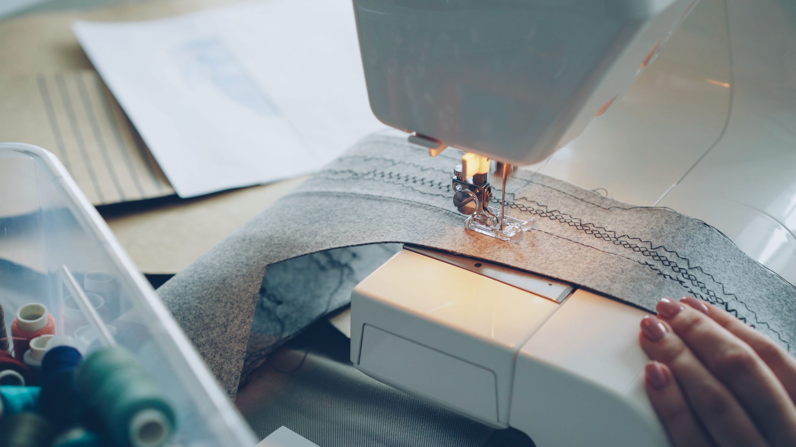 Détail de la couture d'un tissu à la machine