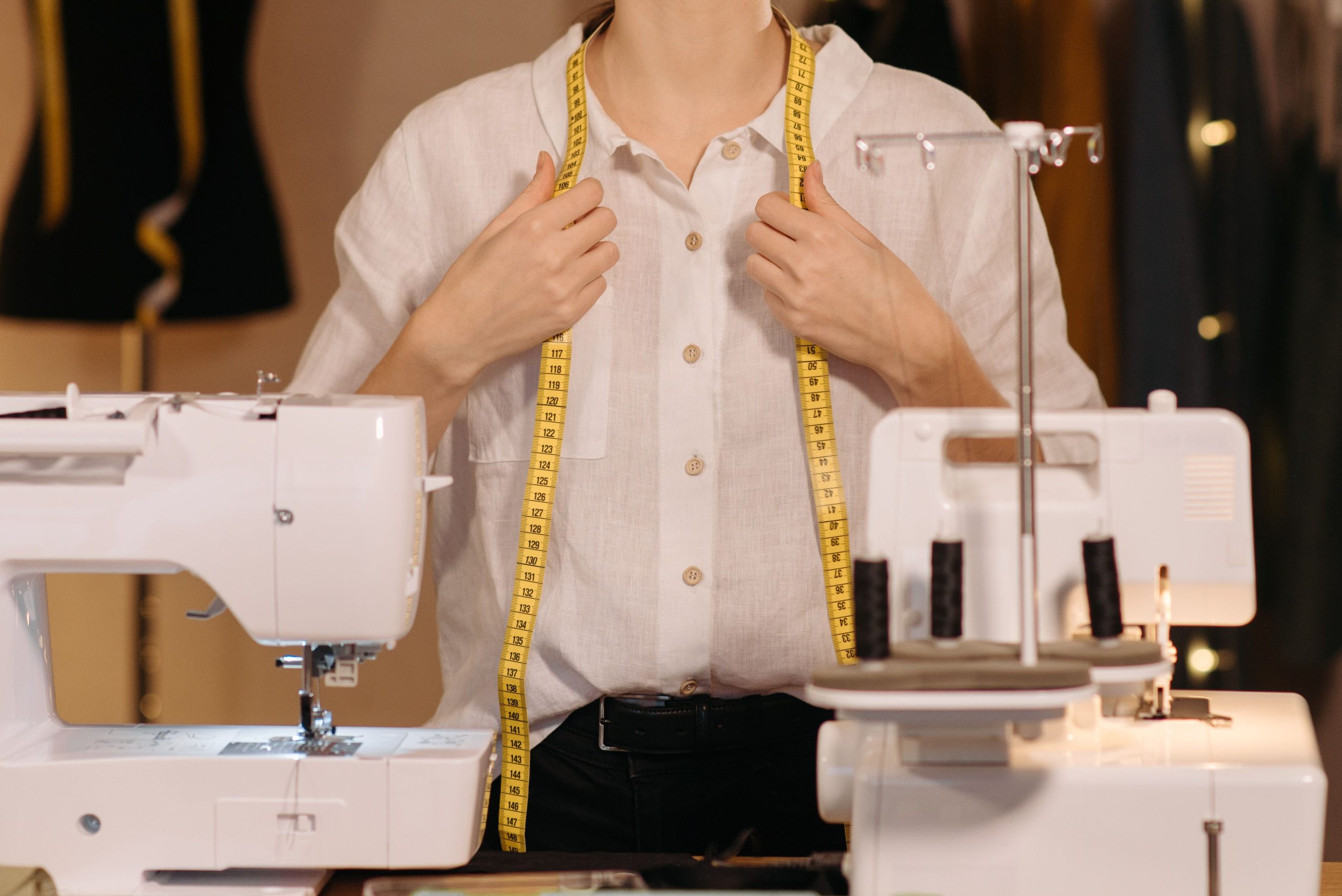 Tailleur en atelier avec machine couture