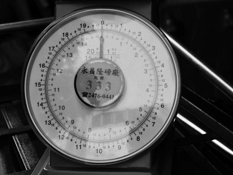 Balance ronde vintage avec graduations de précision