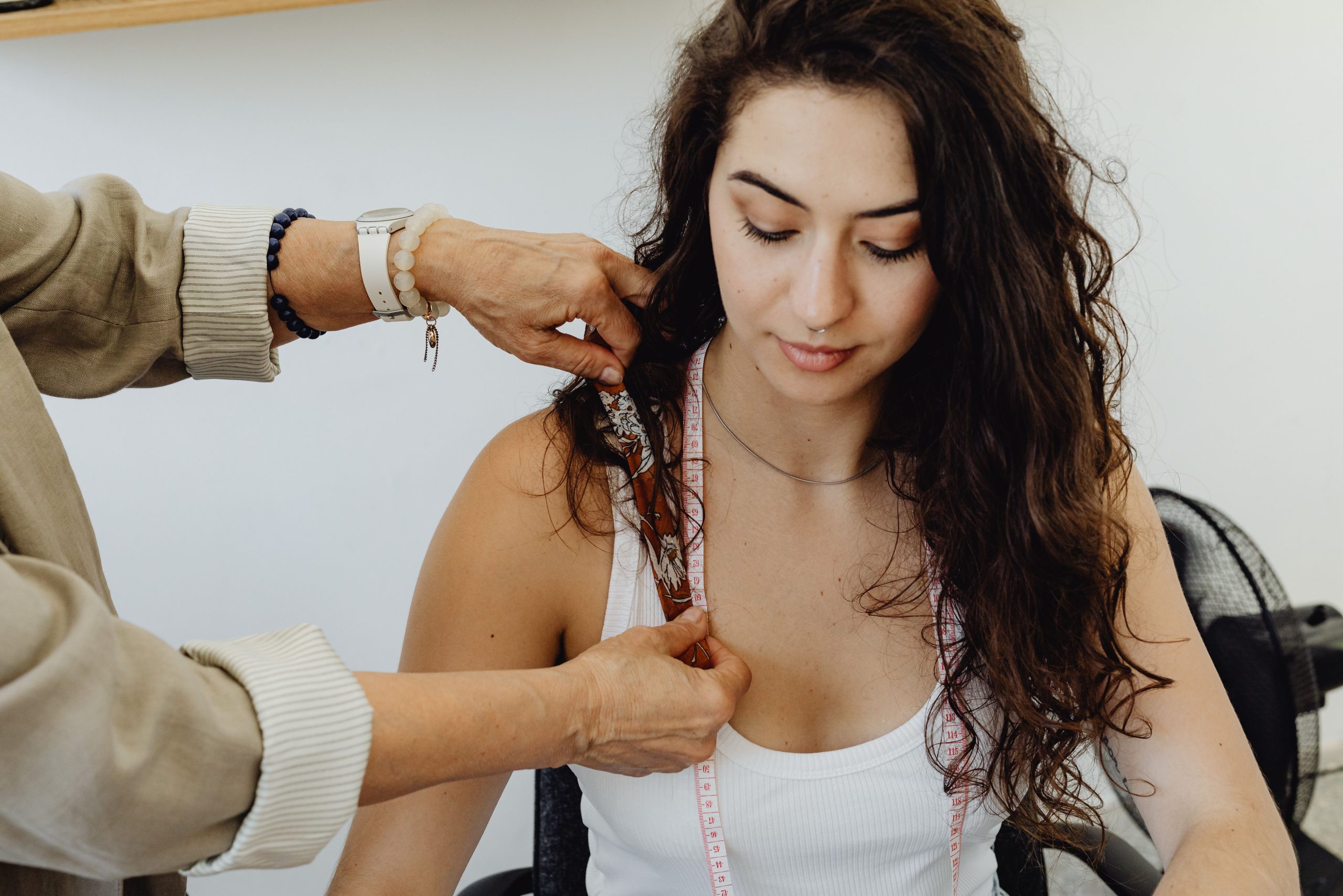 Mesure tape carrure devant femme couturière