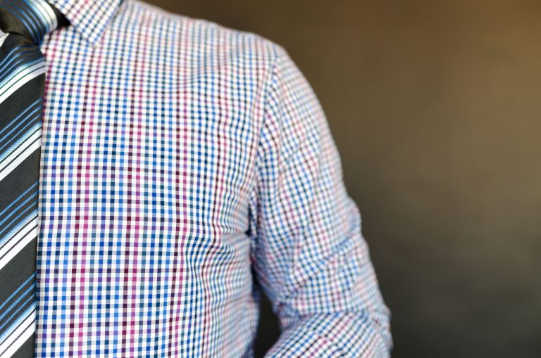Homme élégant portant chemise carreaux et cravate rayée