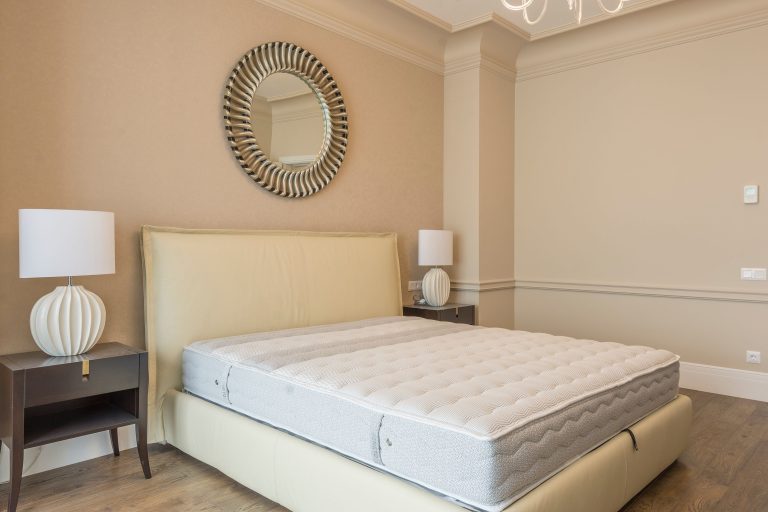 Chambre spacieuse avec lit douillet et décoration moderne