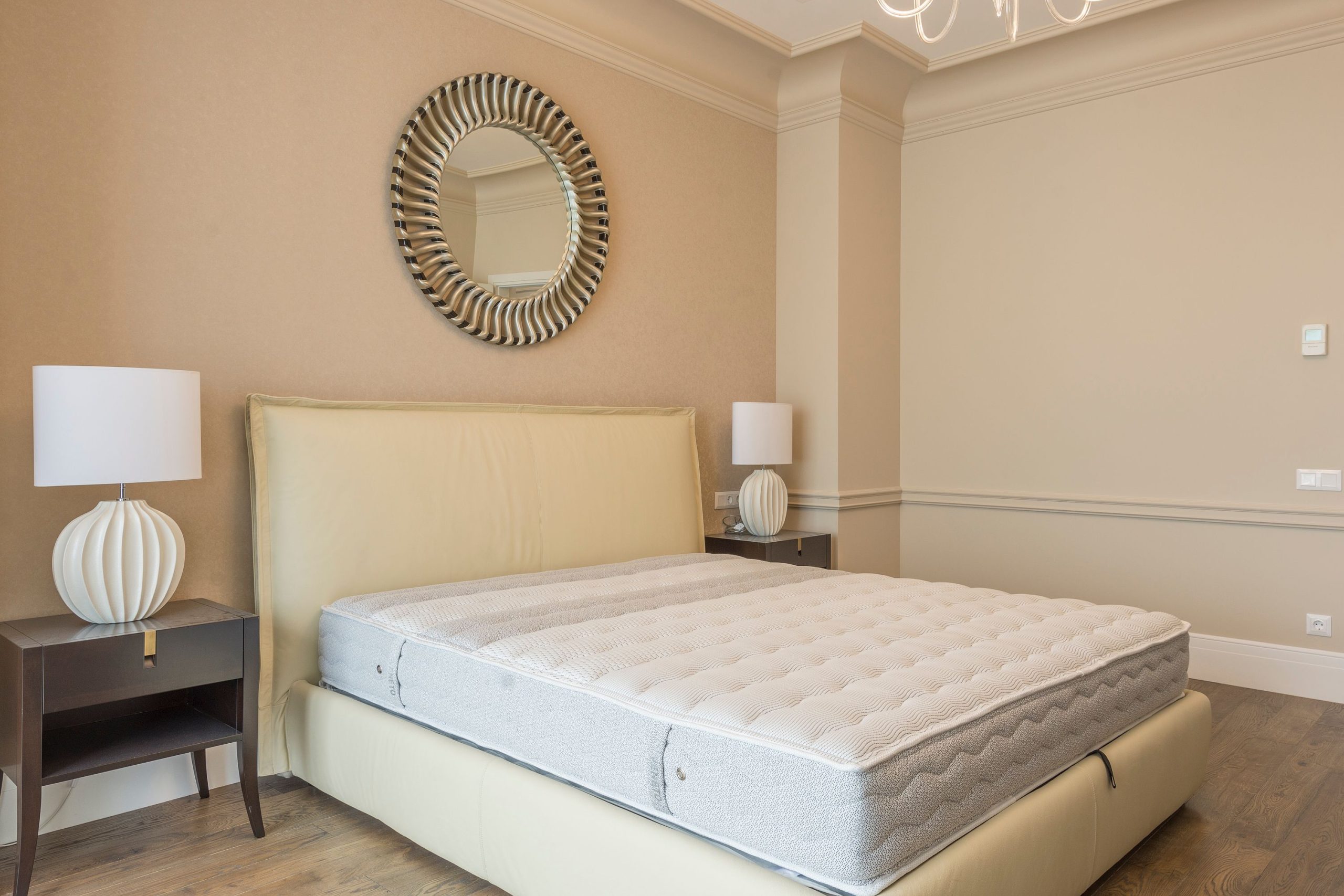 Chambre spacieuse avec lit douillet et décoration moderne