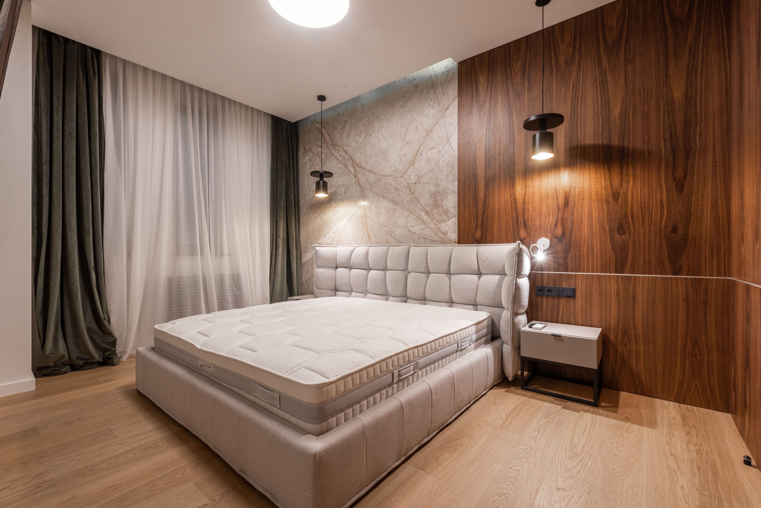 Lit confortable dans chambre minimaliste et contemporaine