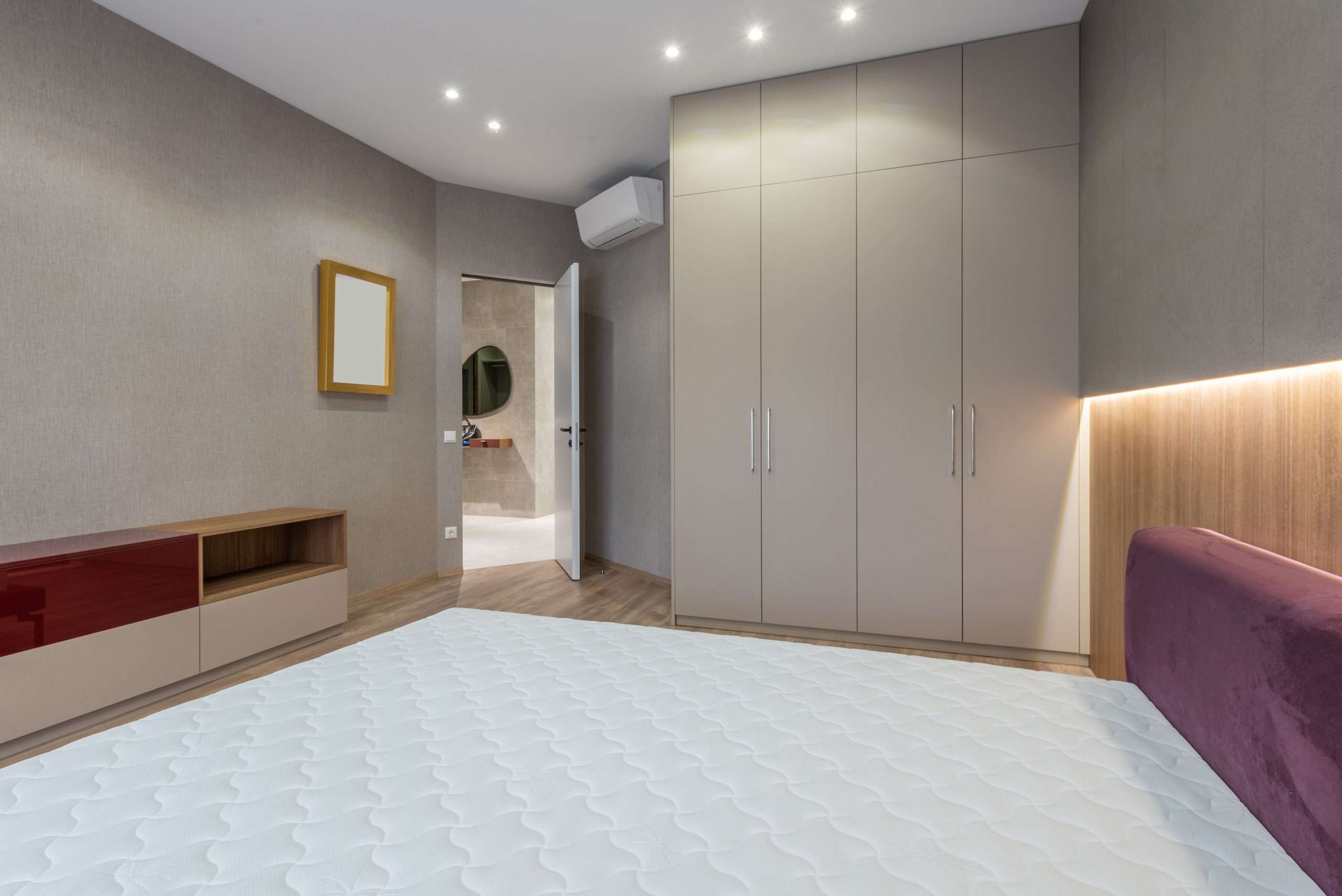 Chambre moderne avec matelas blanc et grand placard