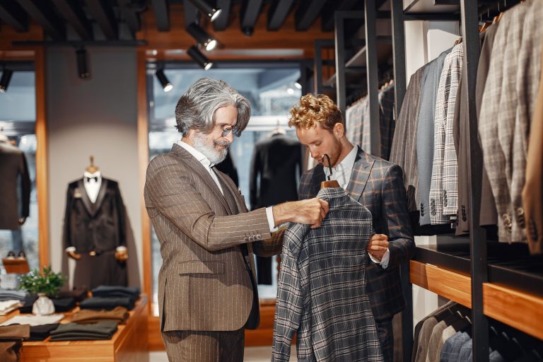 Deux hommes choisissent un costume en boutique