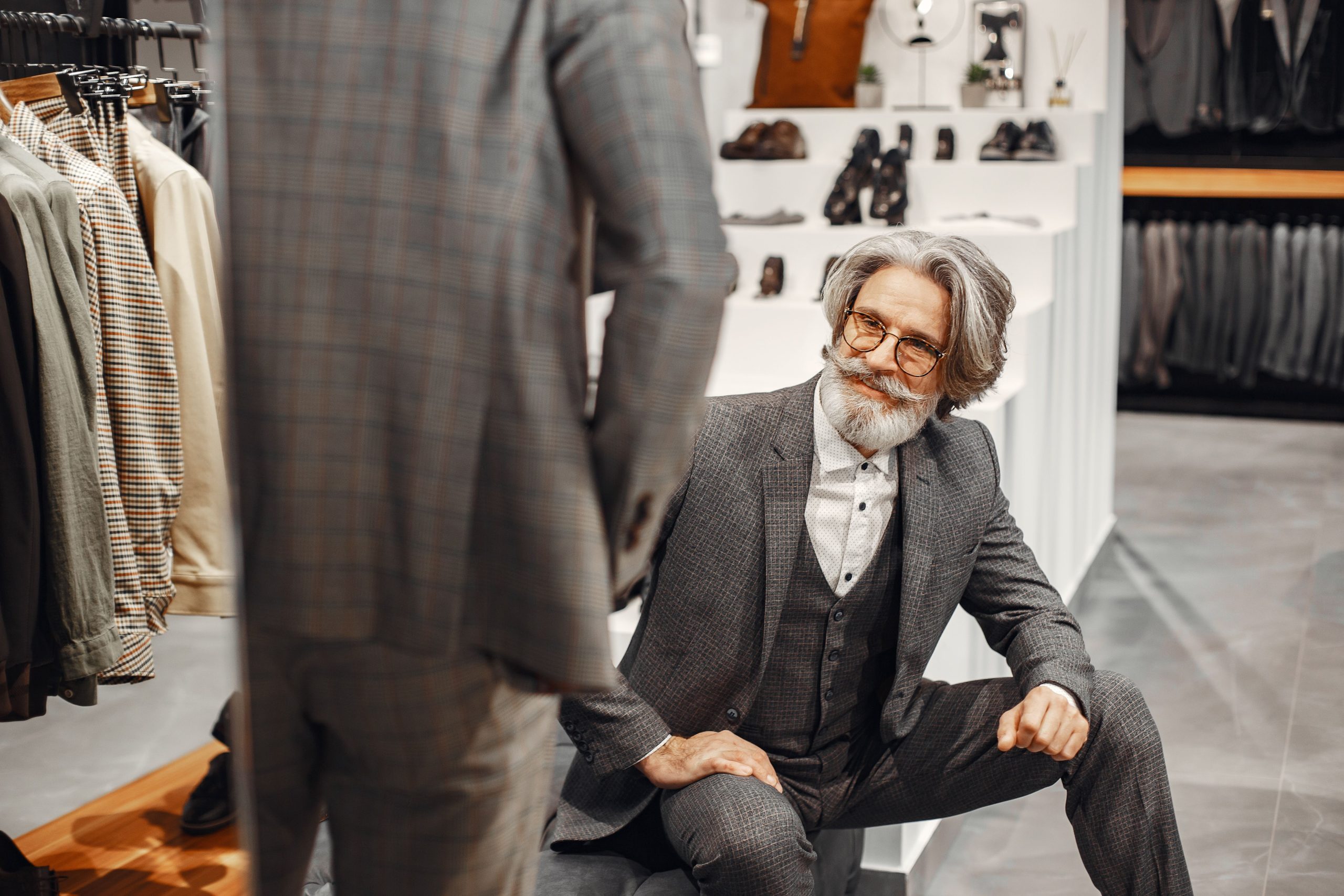 Homme senior essaie costume élégant en magasin
