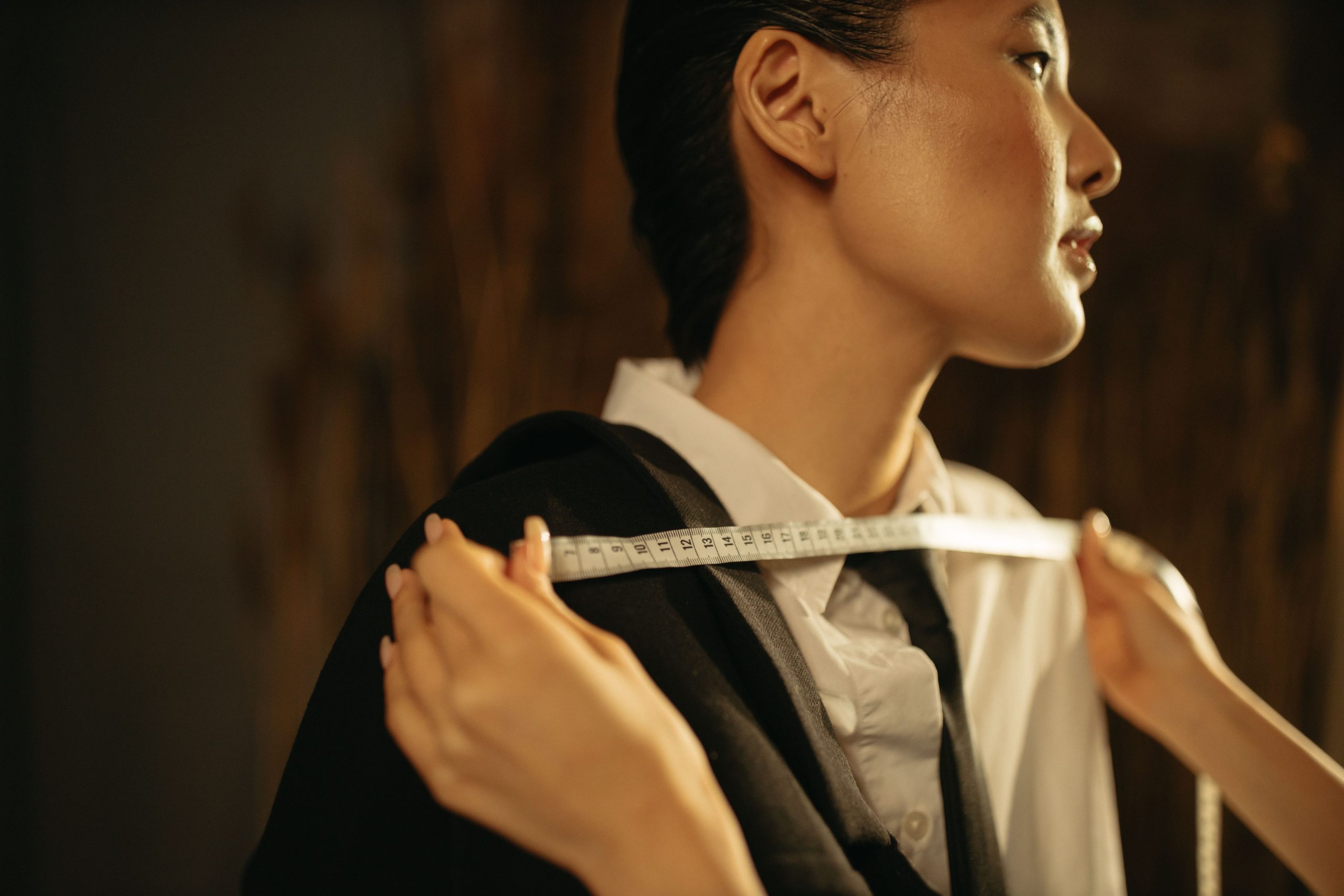 Femme mesurant sa carrure devant en retouche