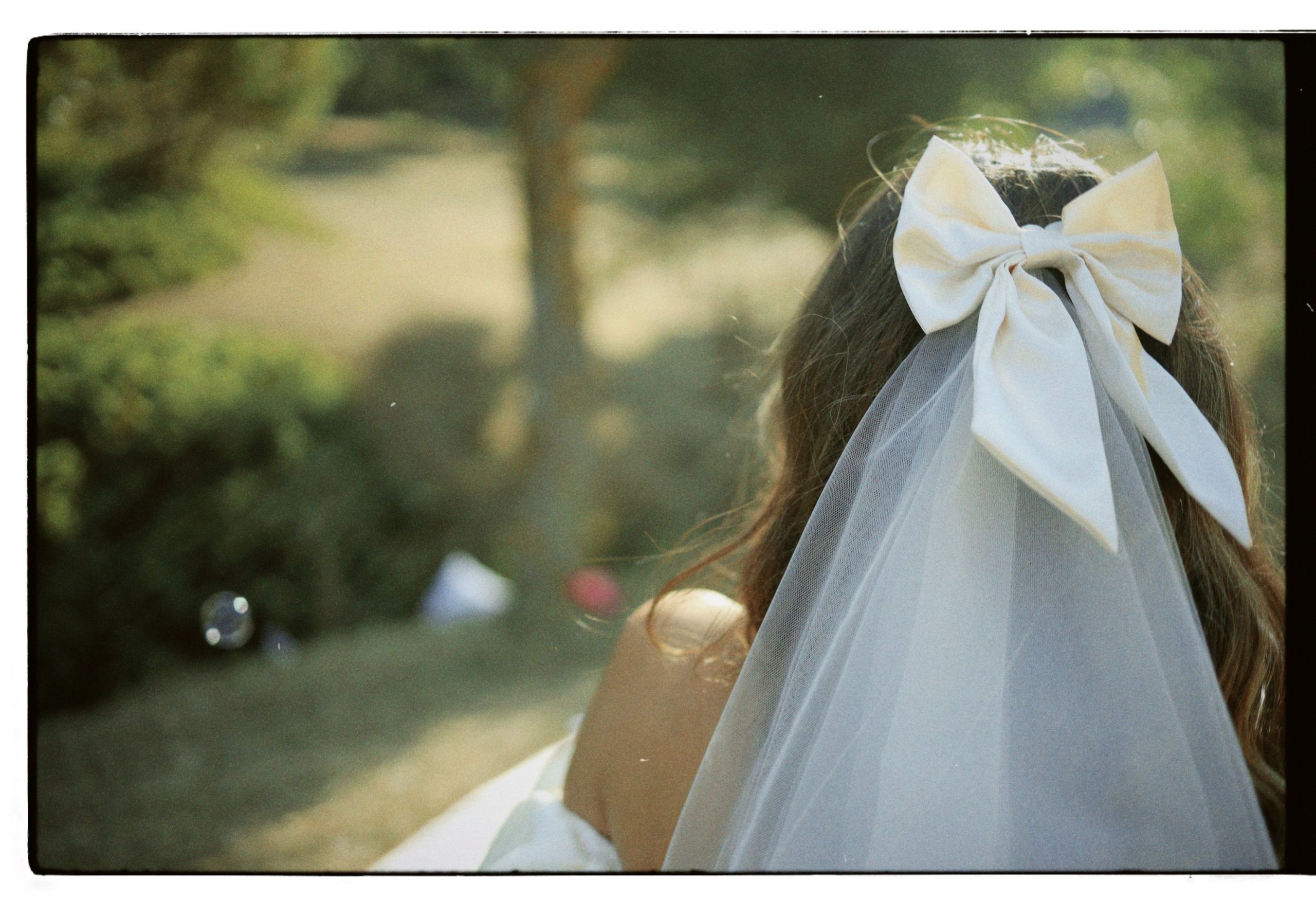 Mariée vue de dos avec noeud et voile