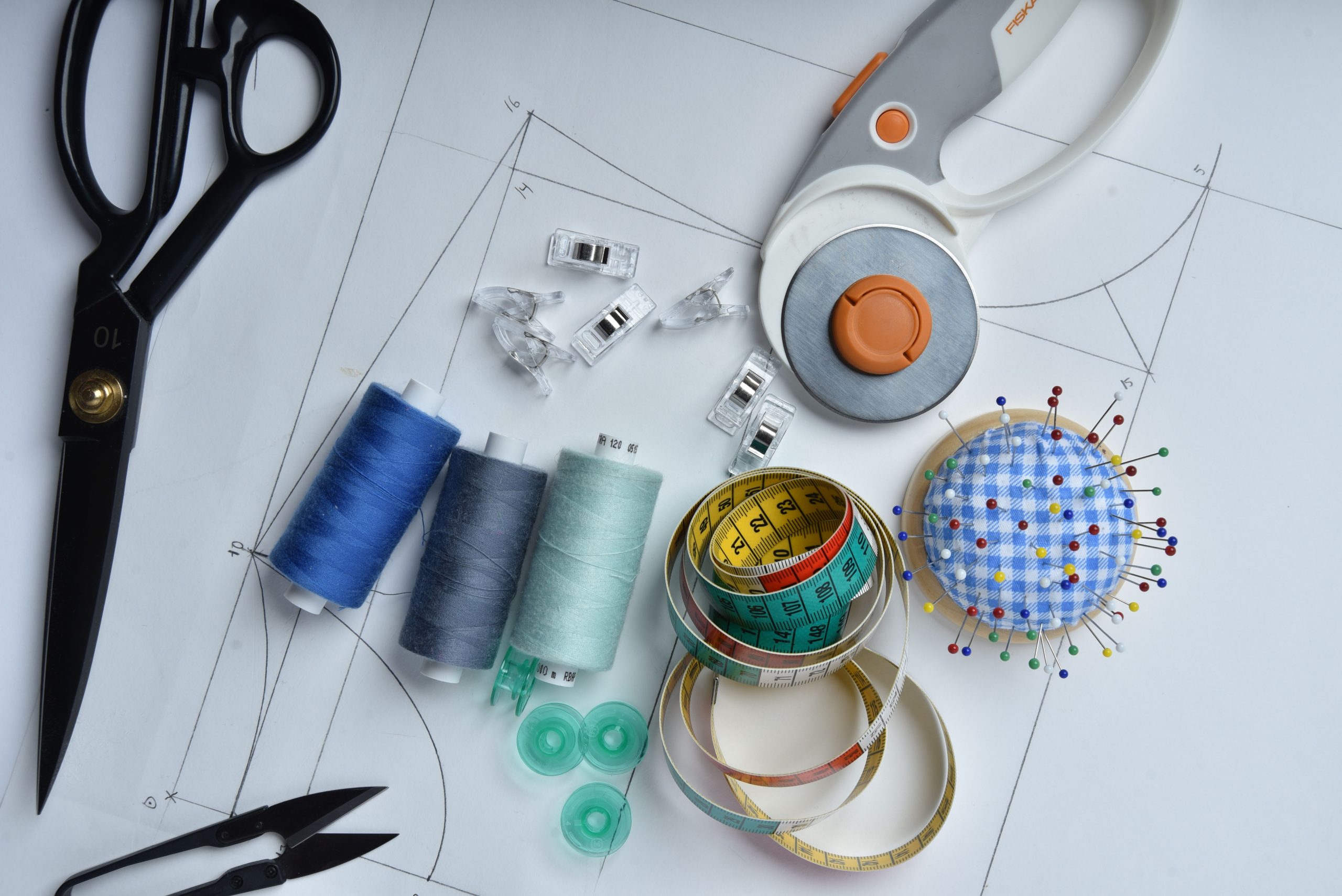 Outils de couture : ciseaux, fil et cutter rotatif