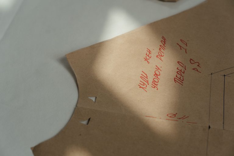 Patron de couture détaillé sur papier kraft avec texte rouge