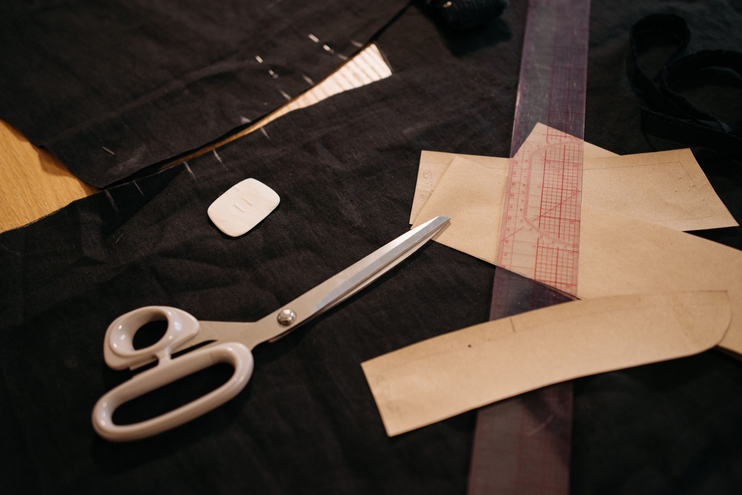 Outils de couture tissus patrons établi