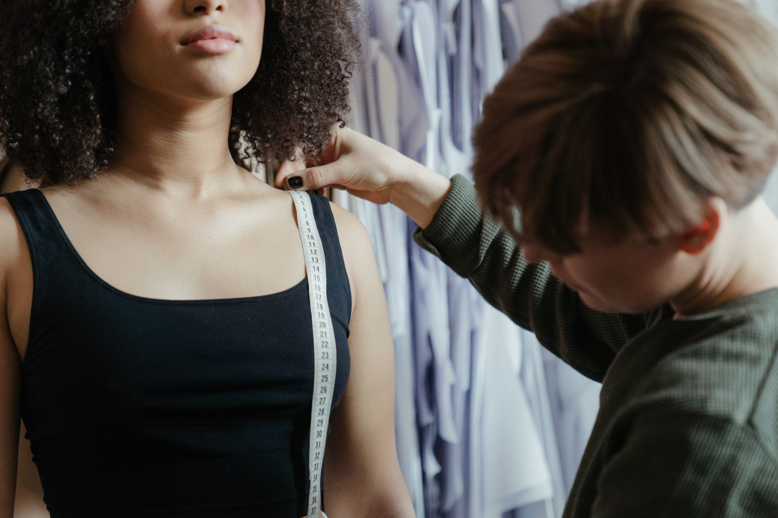 Tailleur prenant mesures précises carrure dos