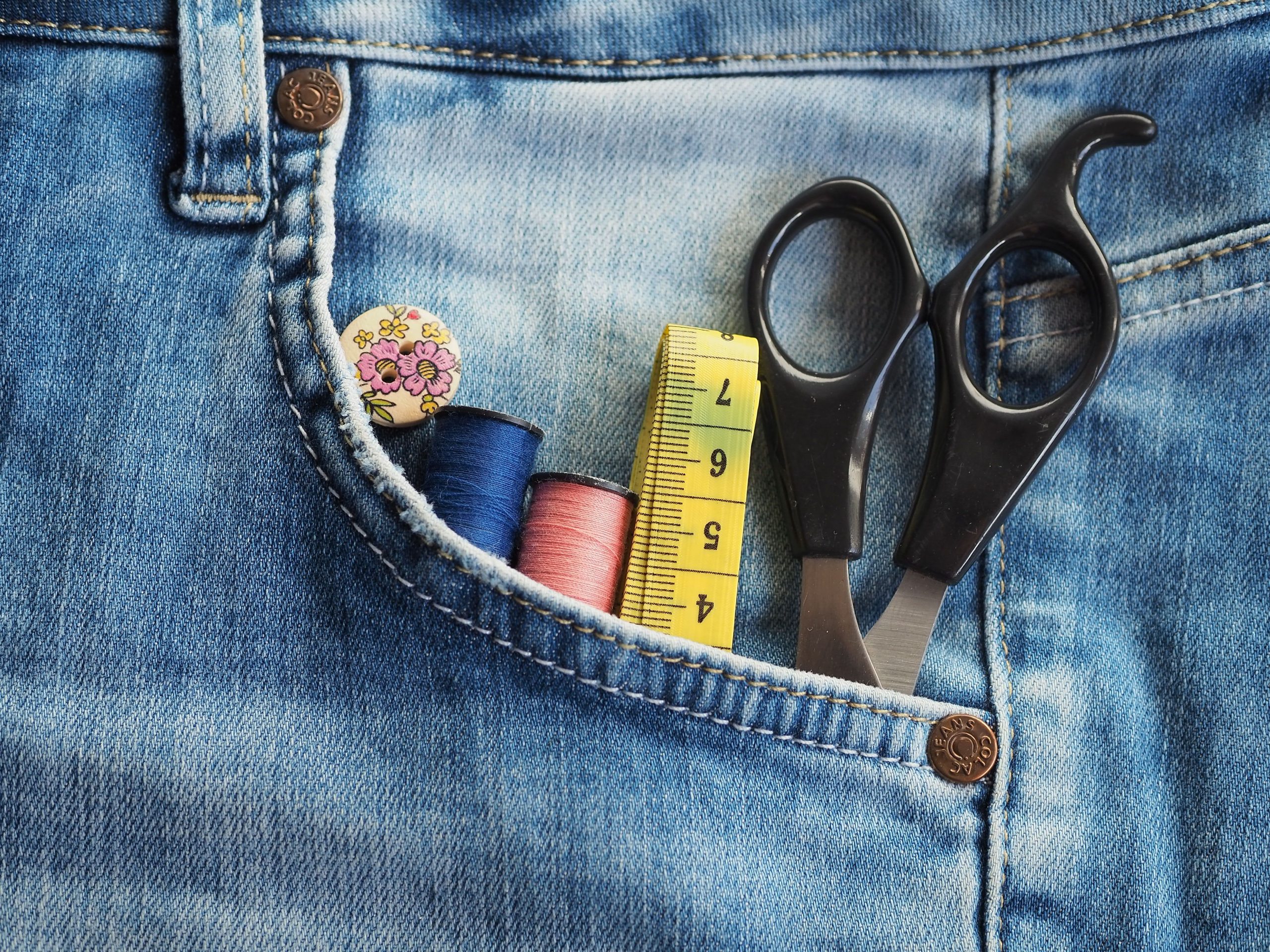 Accessoires couture dans poche jean avec ciseau