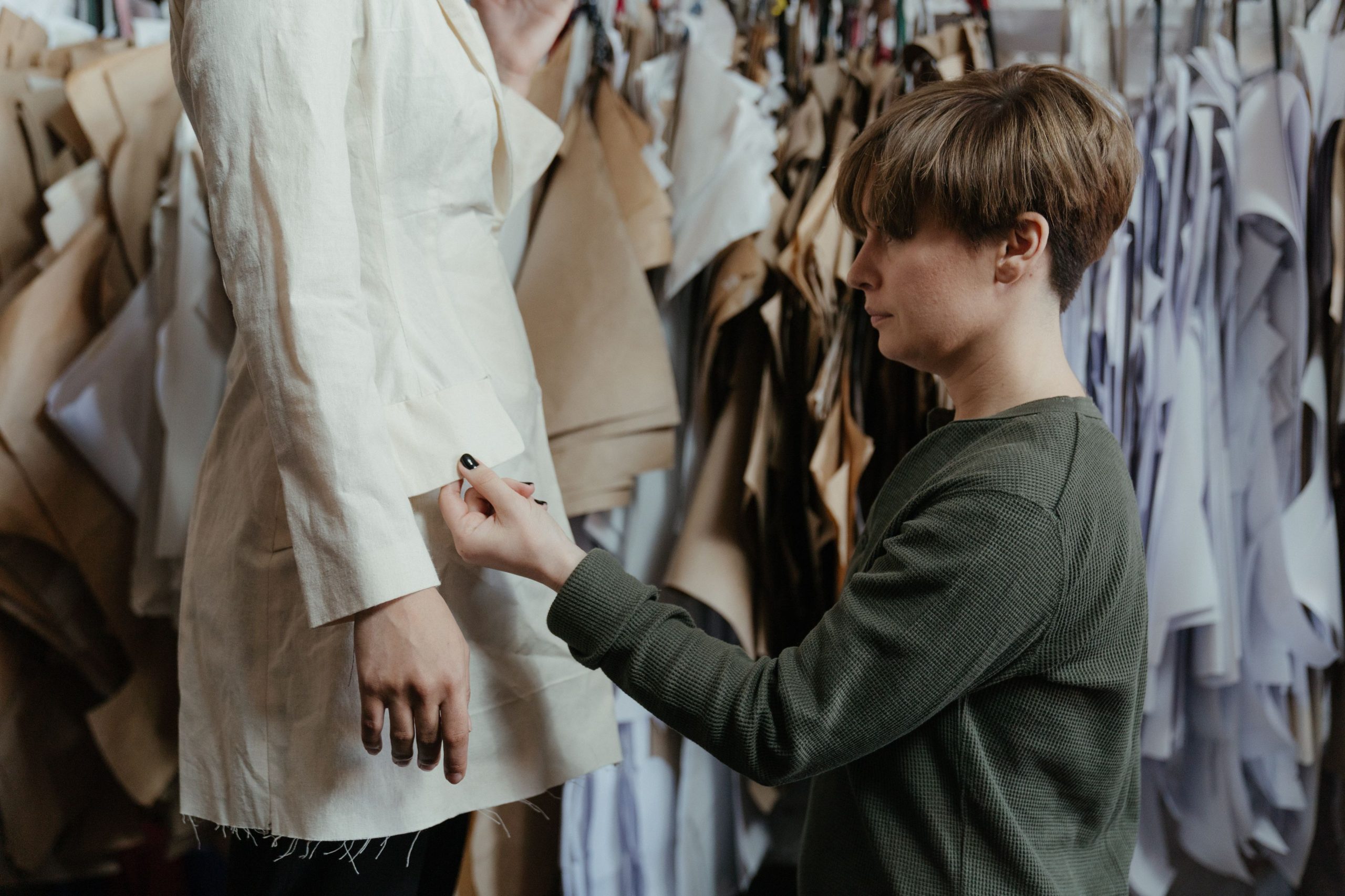 Couturière ajustant un vêtement sur mannequin en atelier