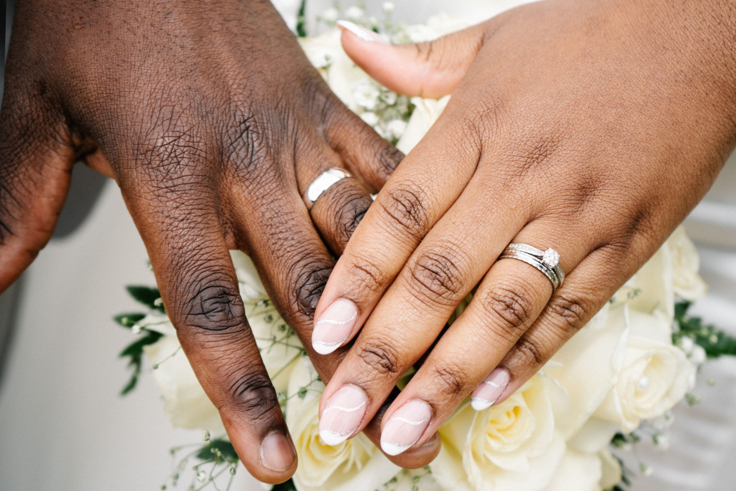 Alliances couple mains bouquet roses mariage amour