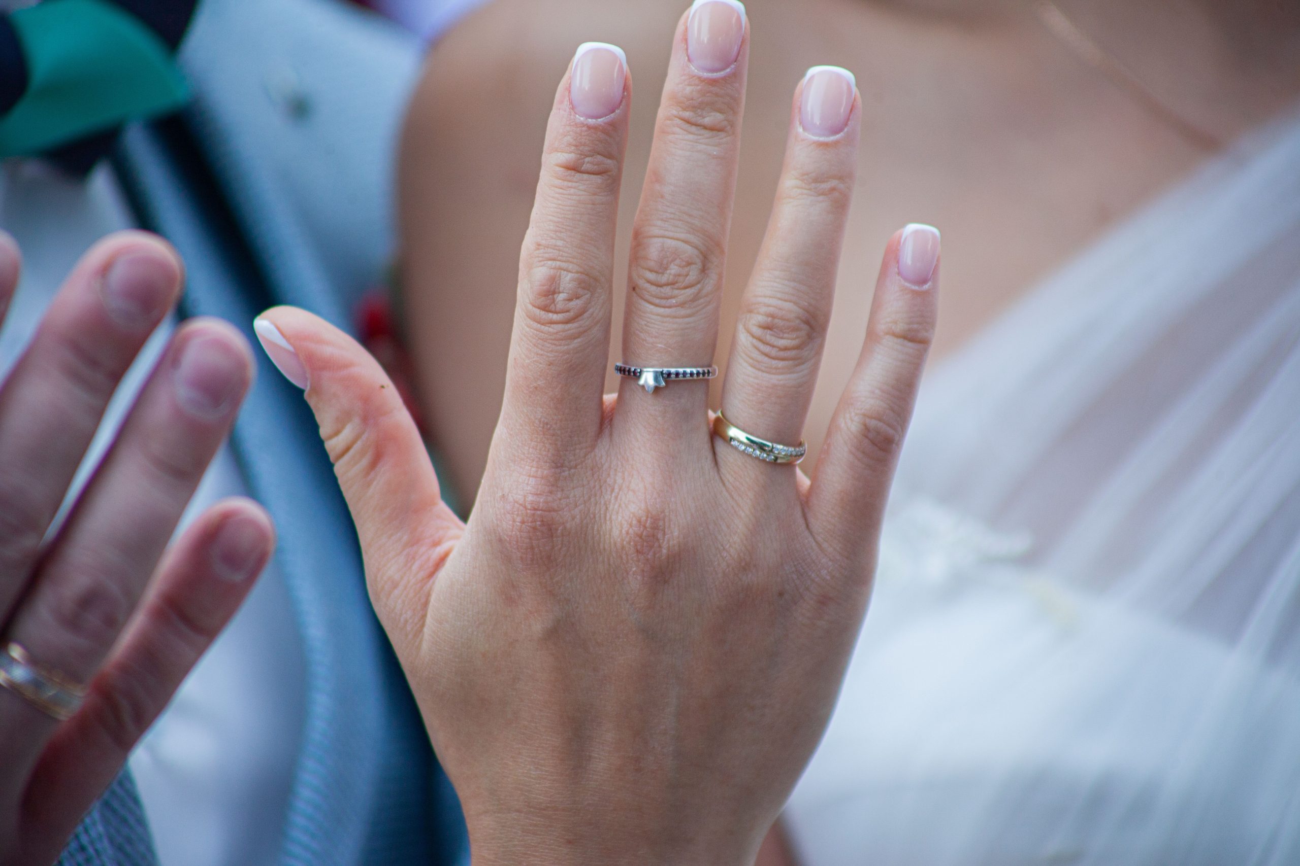 Alliances mariage sur main mariée symbolisant engagement