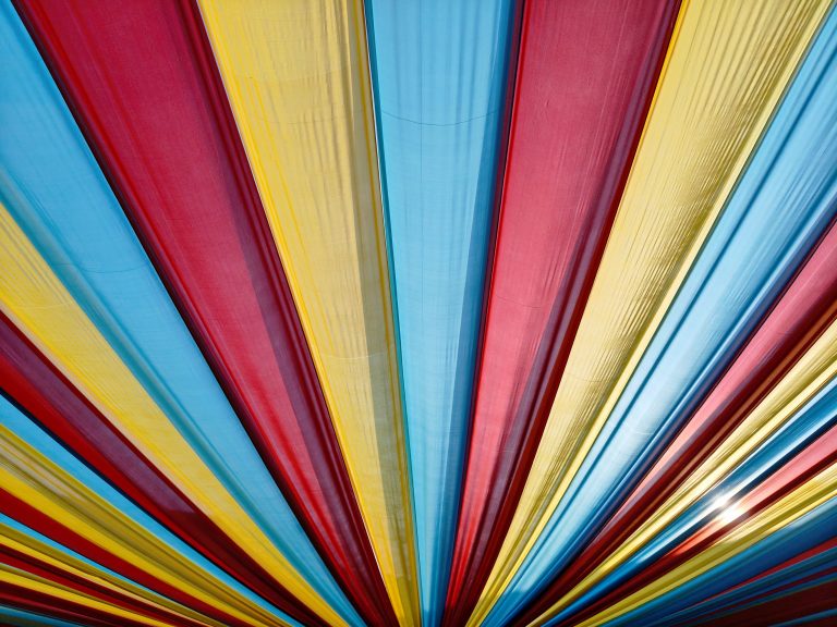 Auvent rayé rouge bleu jaune motif vibrant