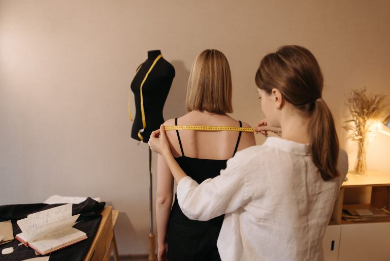 Couturière mesurant une femme pour vêtement sur mesure