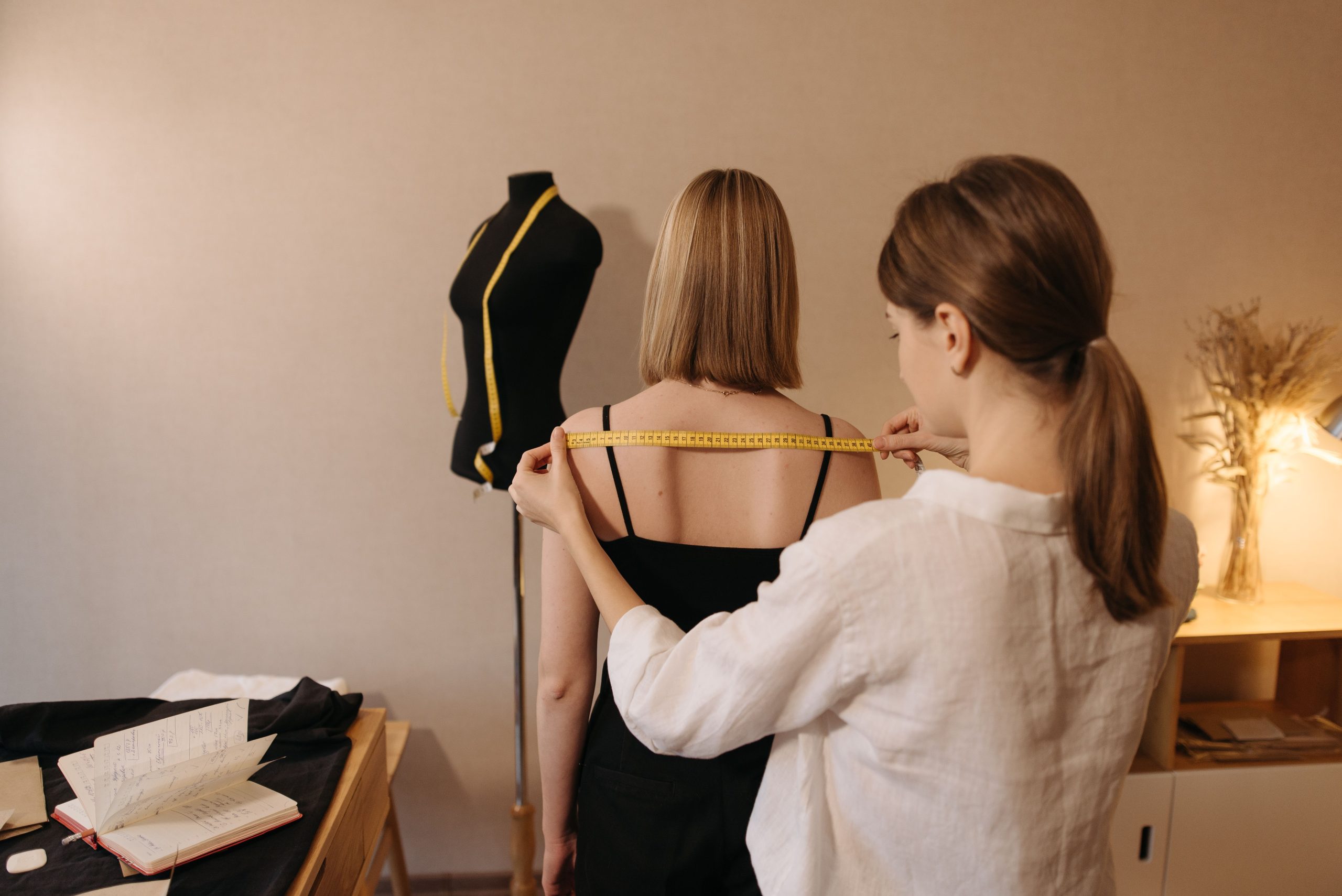 Couturière mesurant une femme pour vêtement sur mesure