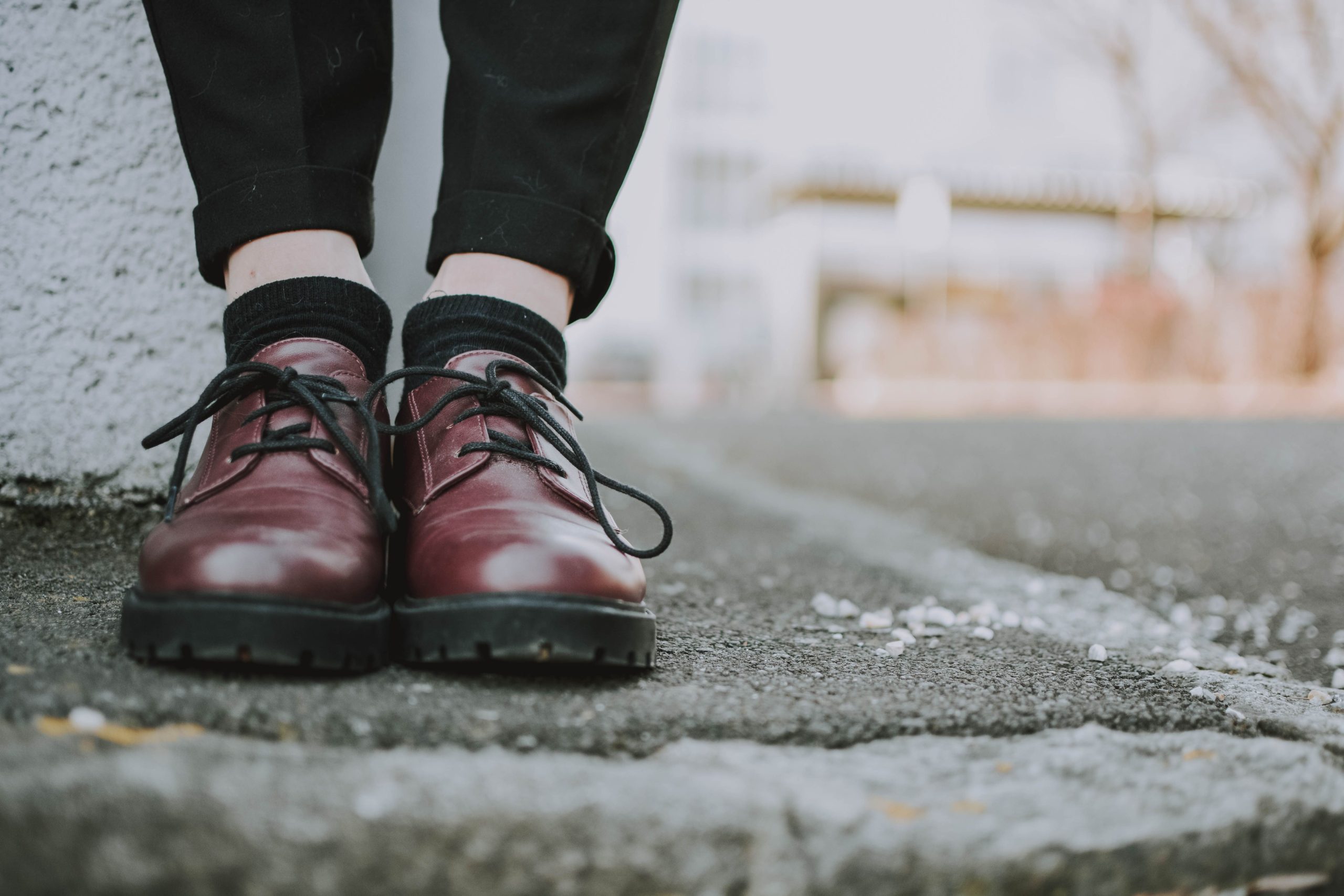 Chaussures cuir noir avec lacets sur trottoir urbain