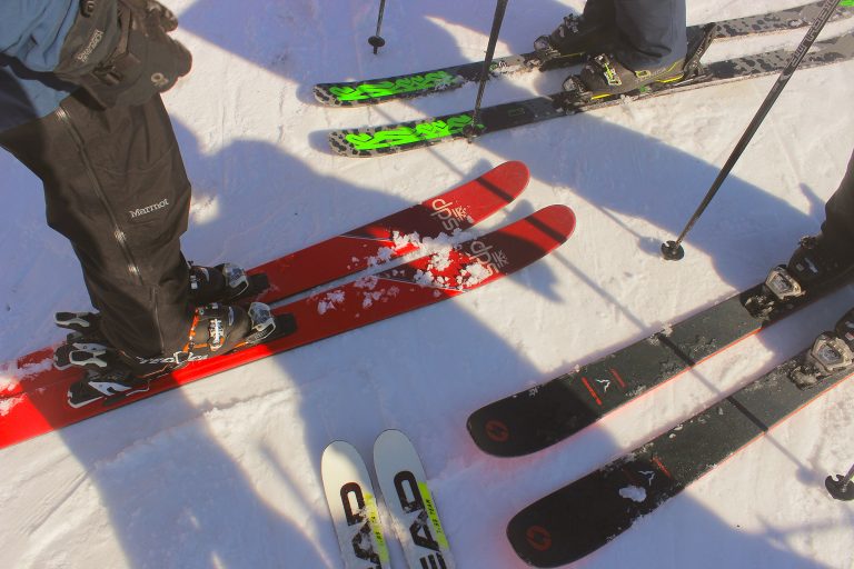 Skieurs préparent leur équipement sur pente enneigée
