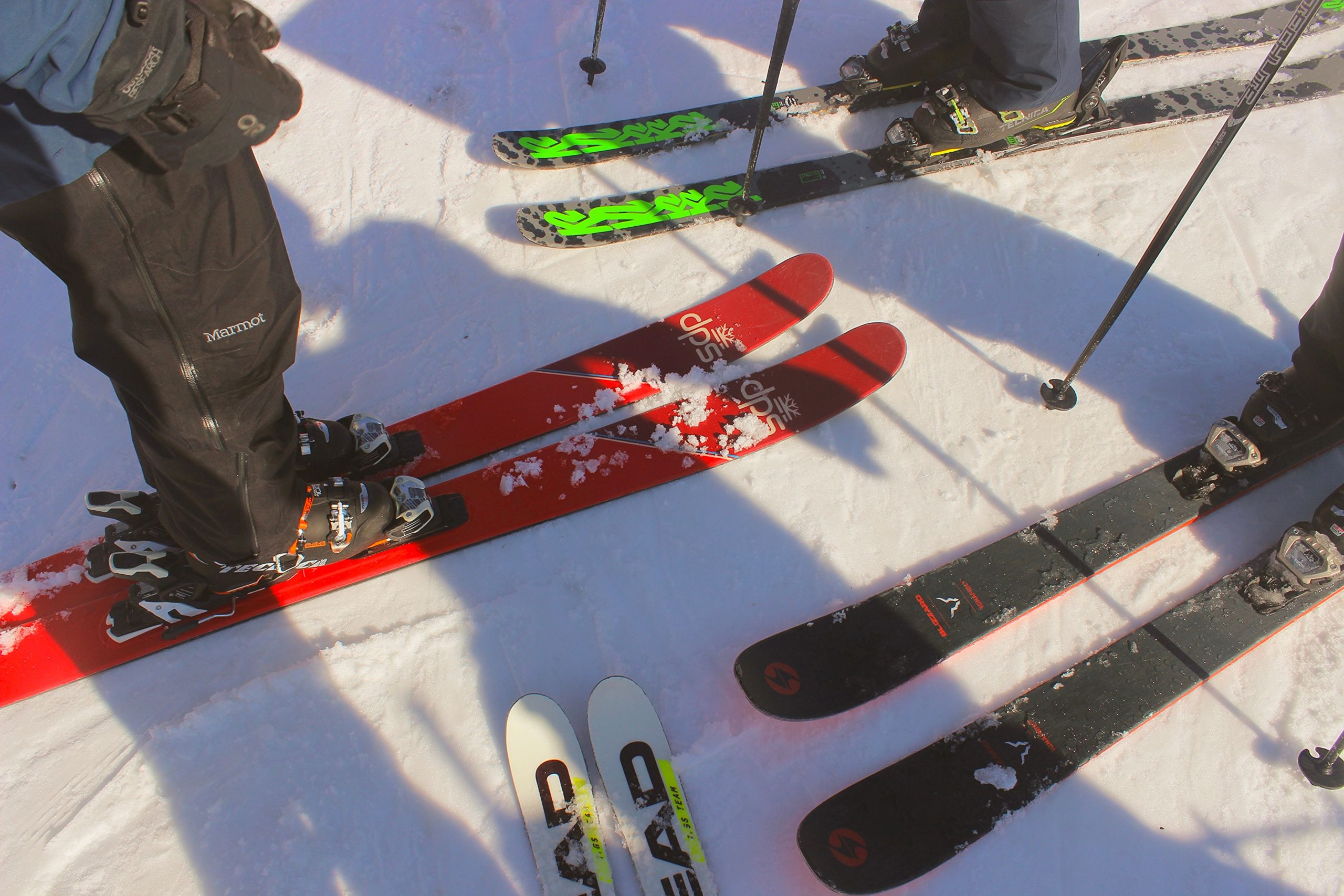 Skieurs préparent leur équipement sur pente enneigée