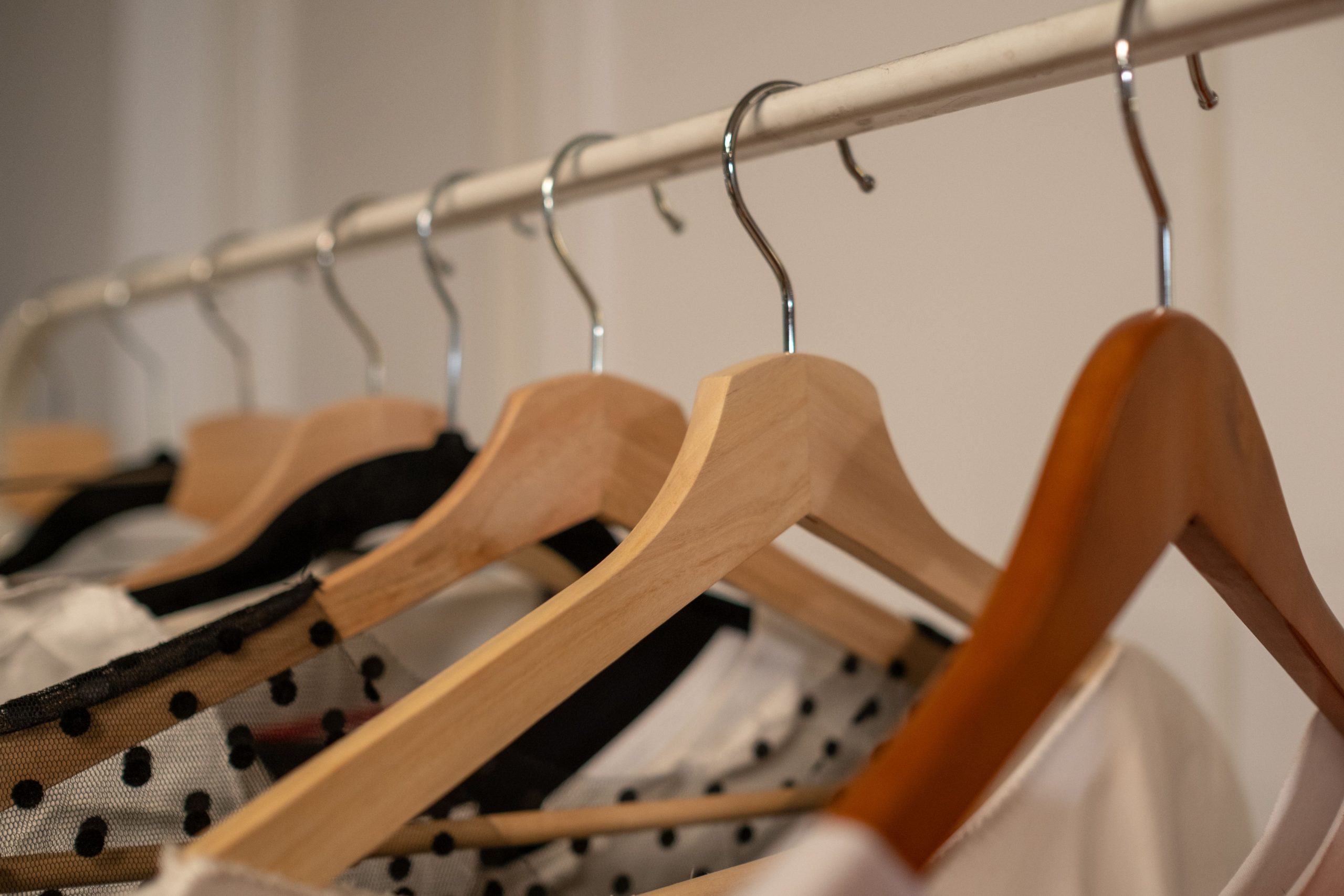Cintres en bois avec vêtements assortis en gros plan