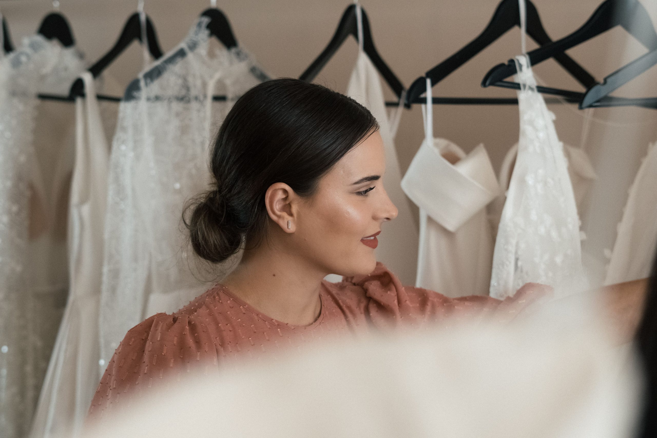 Mariée choisissant robe de mariage elegante