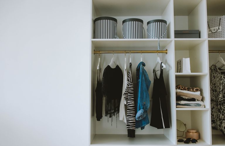 Dressing organisé avec vêtements et boîtes de rangement