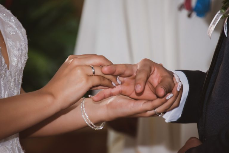 Mains échangeant les alliances lors d'une cérémonie mariage