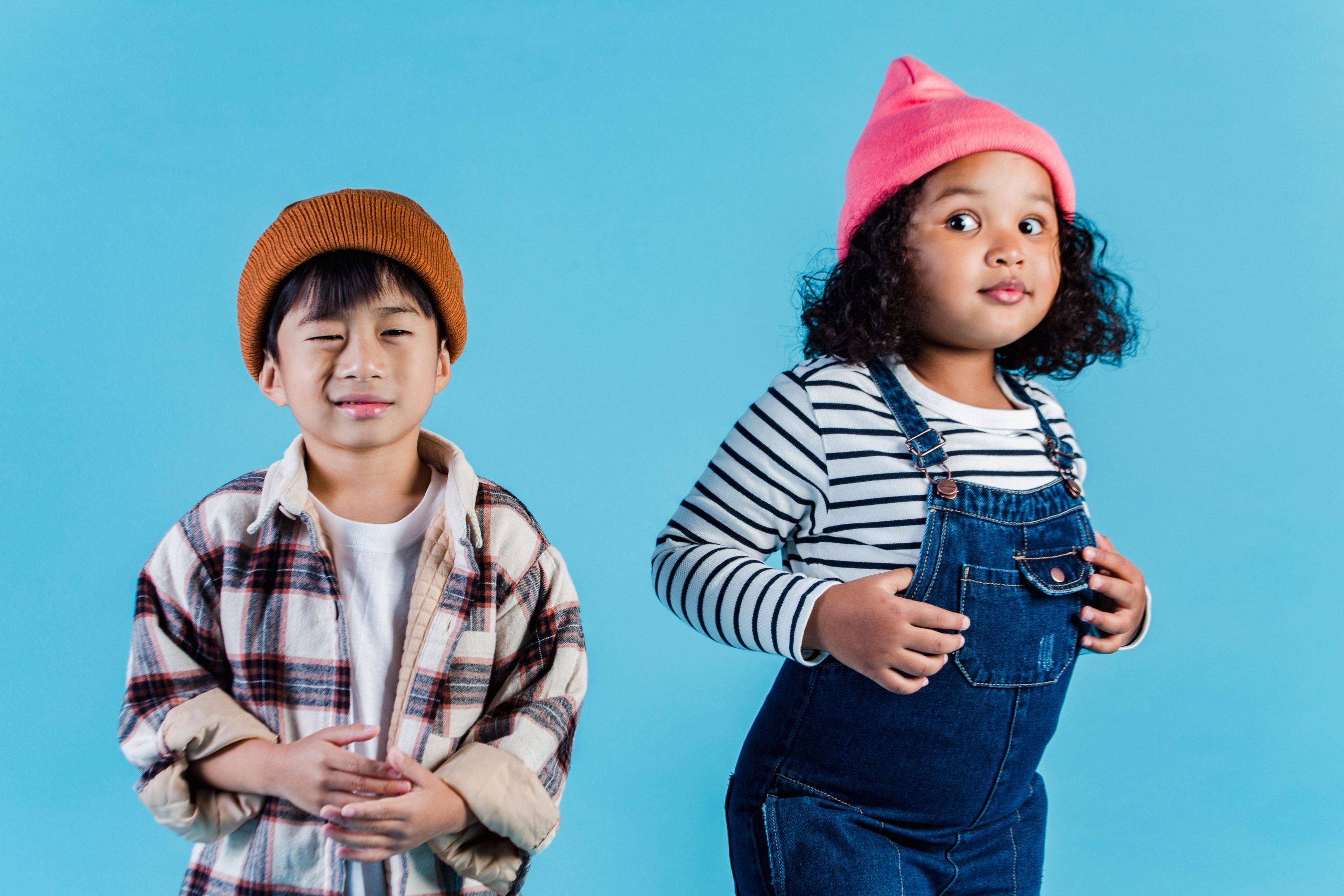 Enfants multiethniques en vêtements décontractés faisant des grimaces