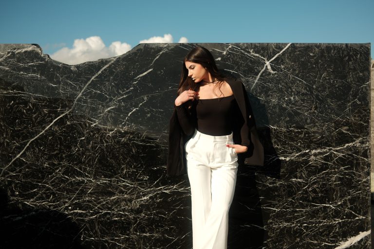 Femme élégante en tenue noir et blanc