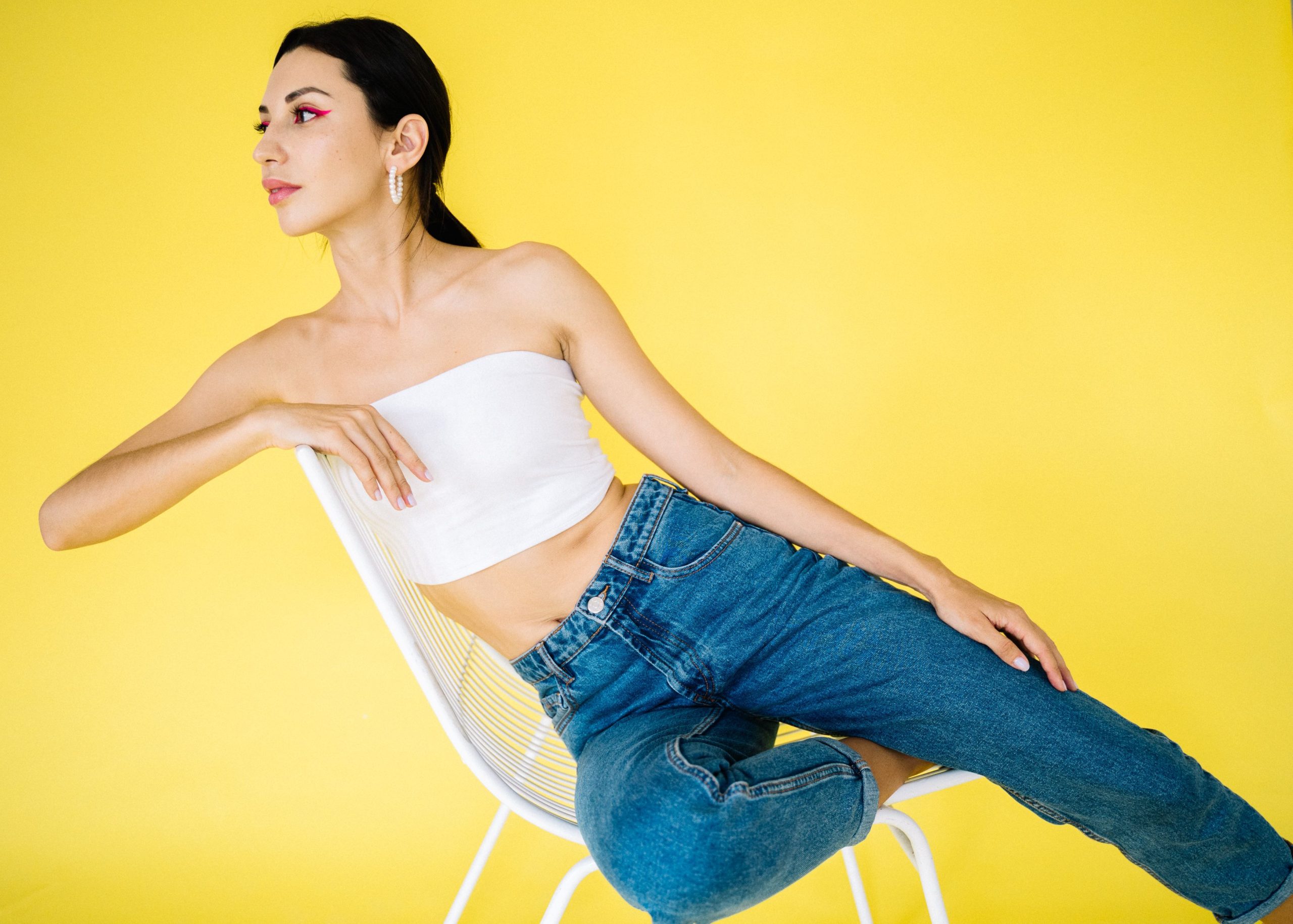 Femme jean et top tubulaire fond jaune