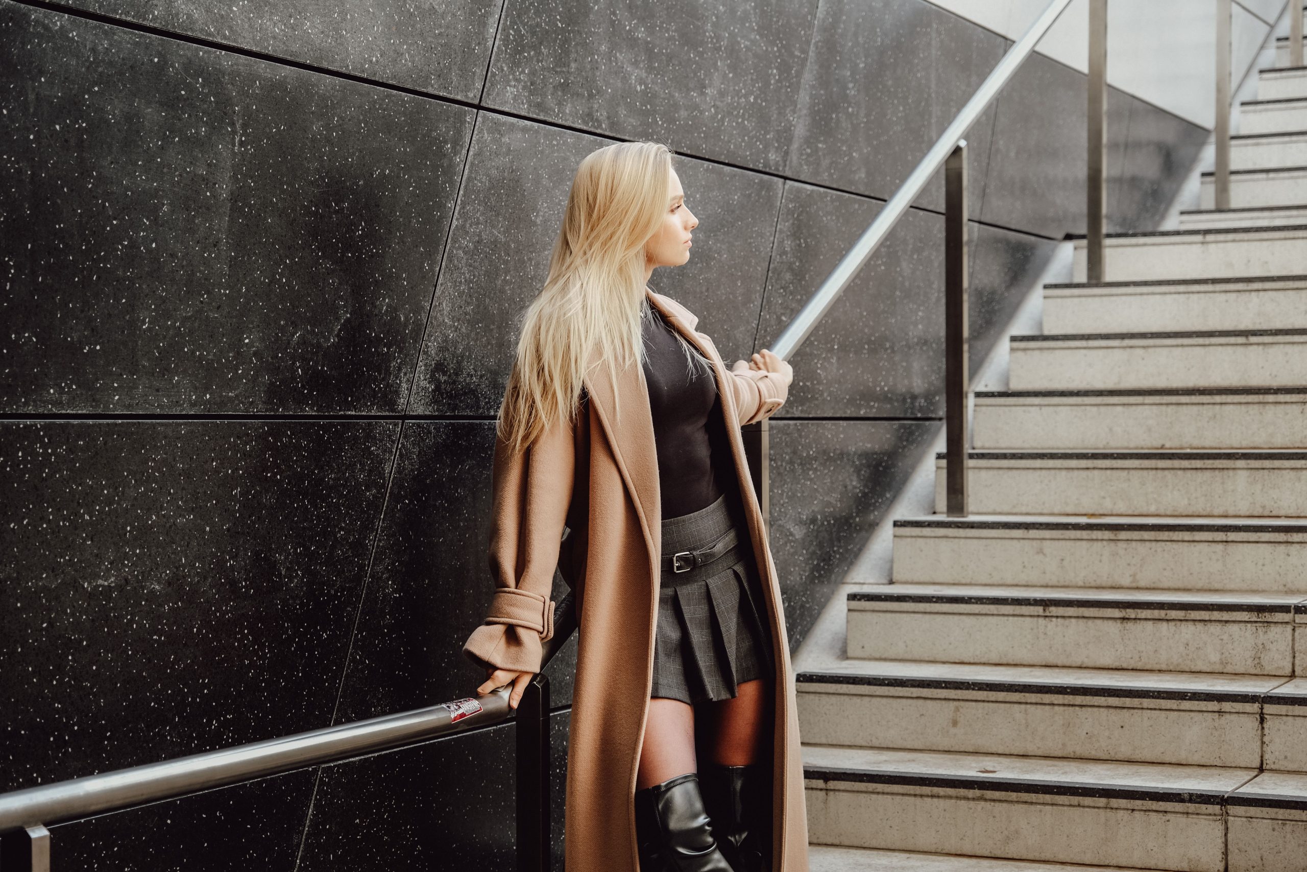Femme en trench-coat et bottines cuir tendance