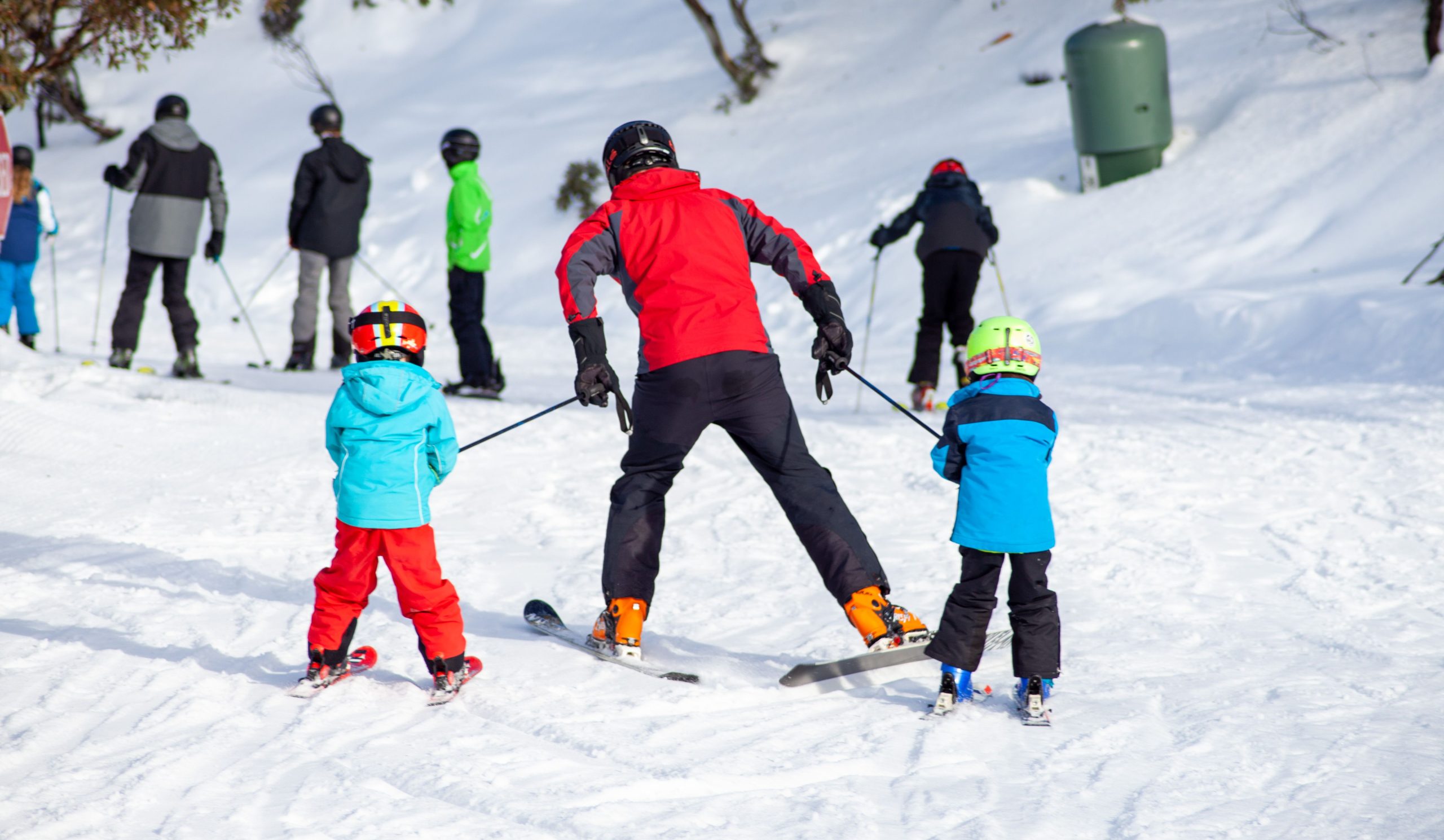 Groupe en cours de ski sur montagne enneigée