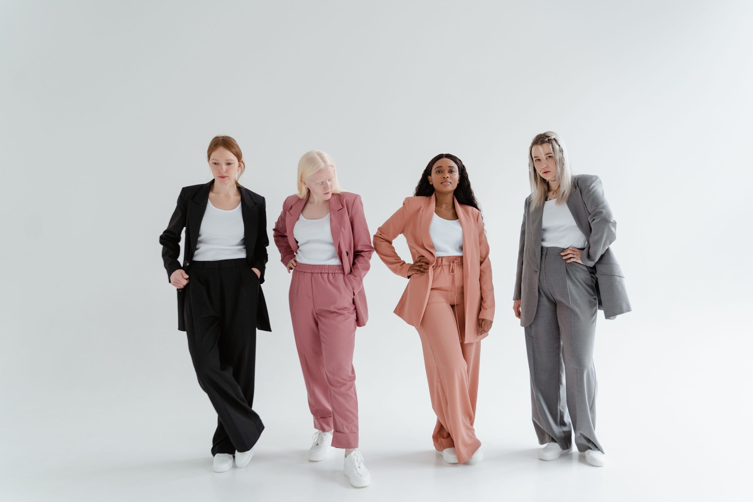 Quatre femmes en costumes colorés et élégants