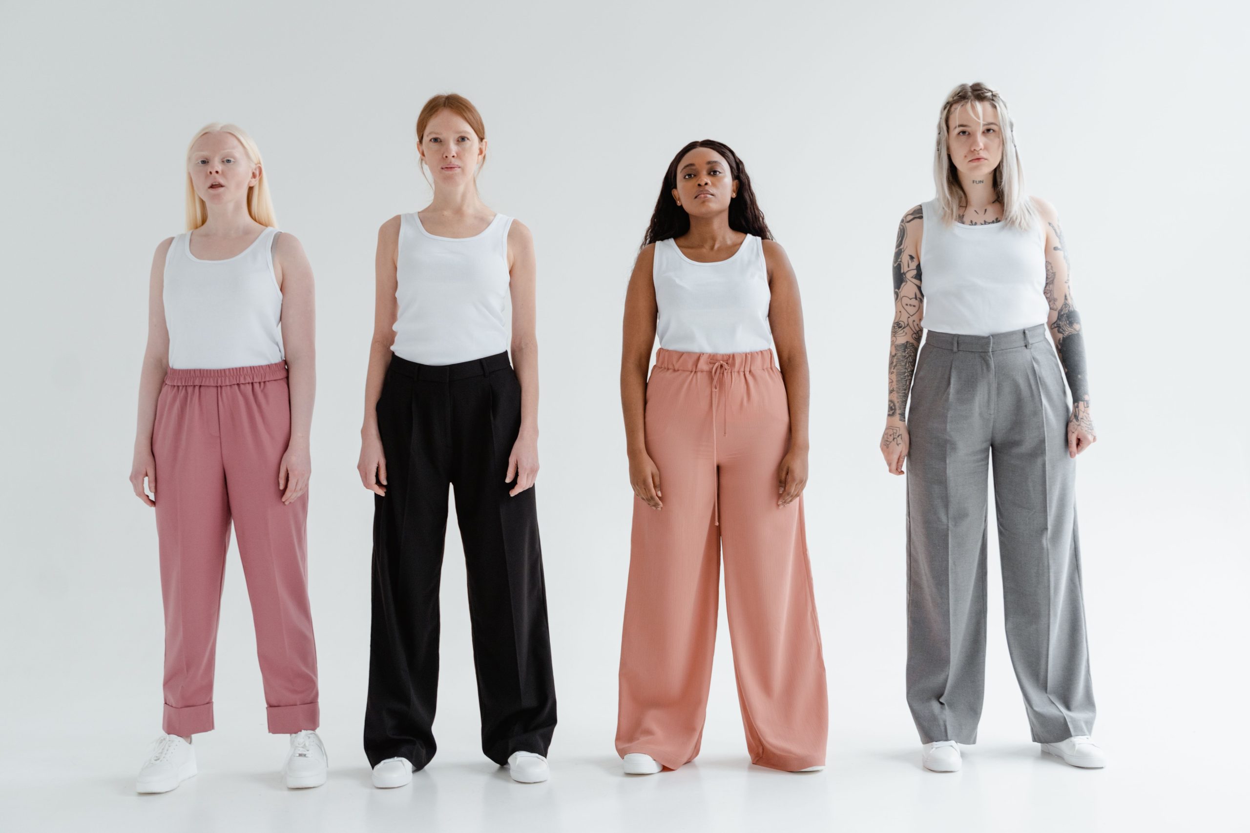 Quatre femmes en pantalon stylisé et top blanc