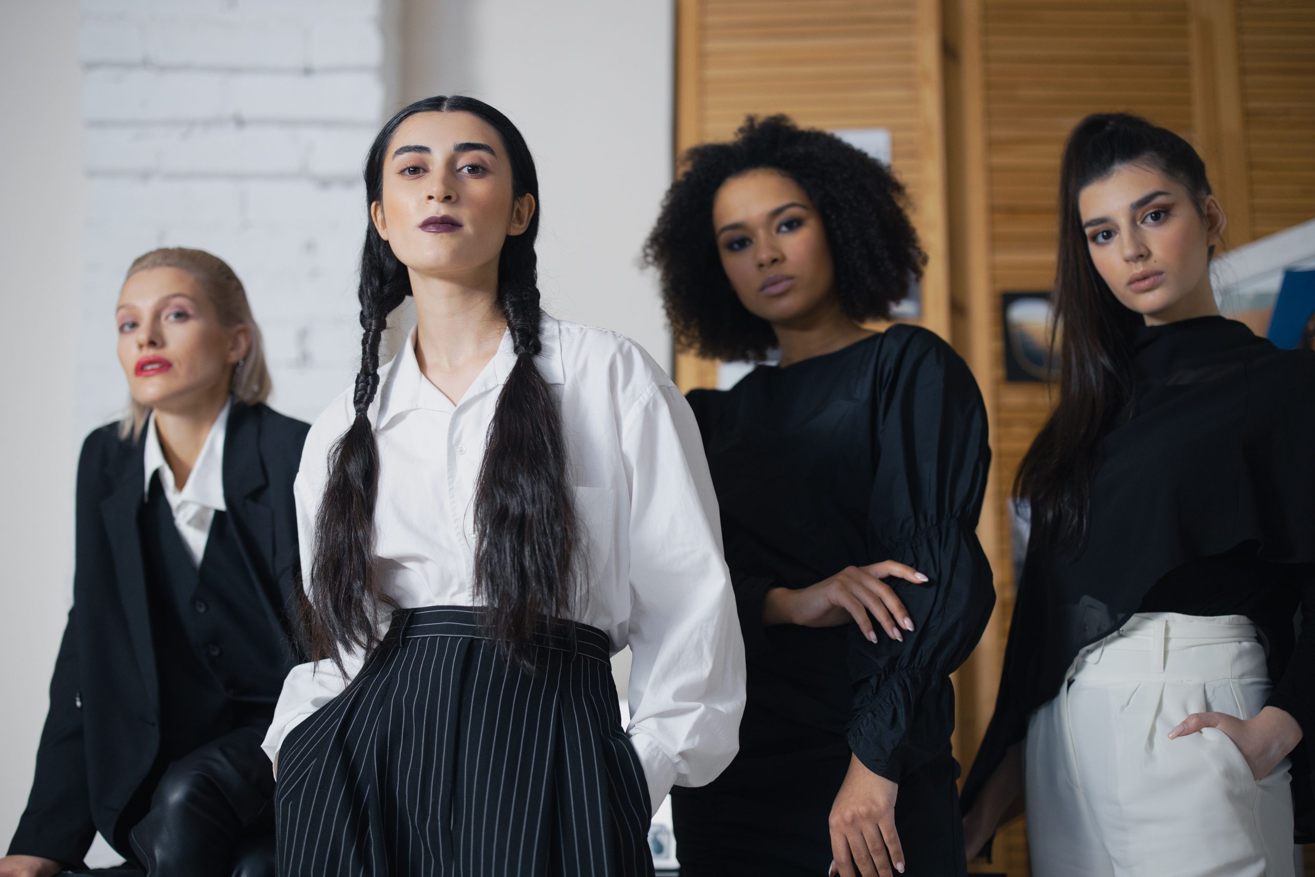 Quatre femmes posant en tenue fashion moderne