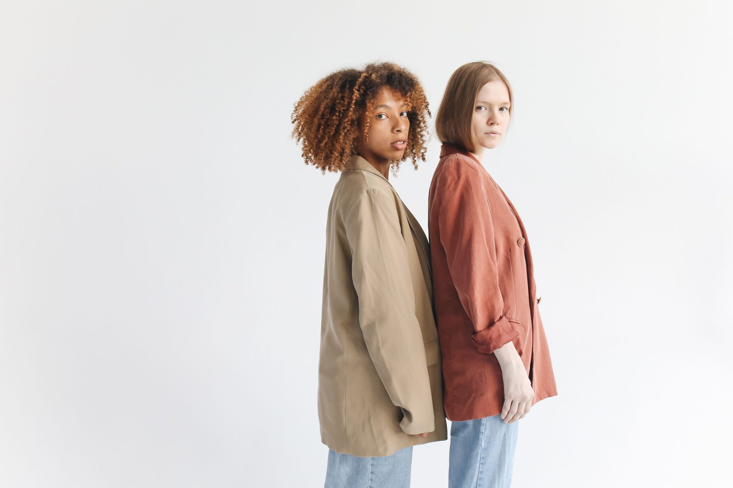 Deux femmes en vestes stylées tendance mode