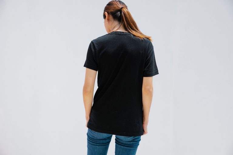 Femme vue de dos en tenue décontractée casual