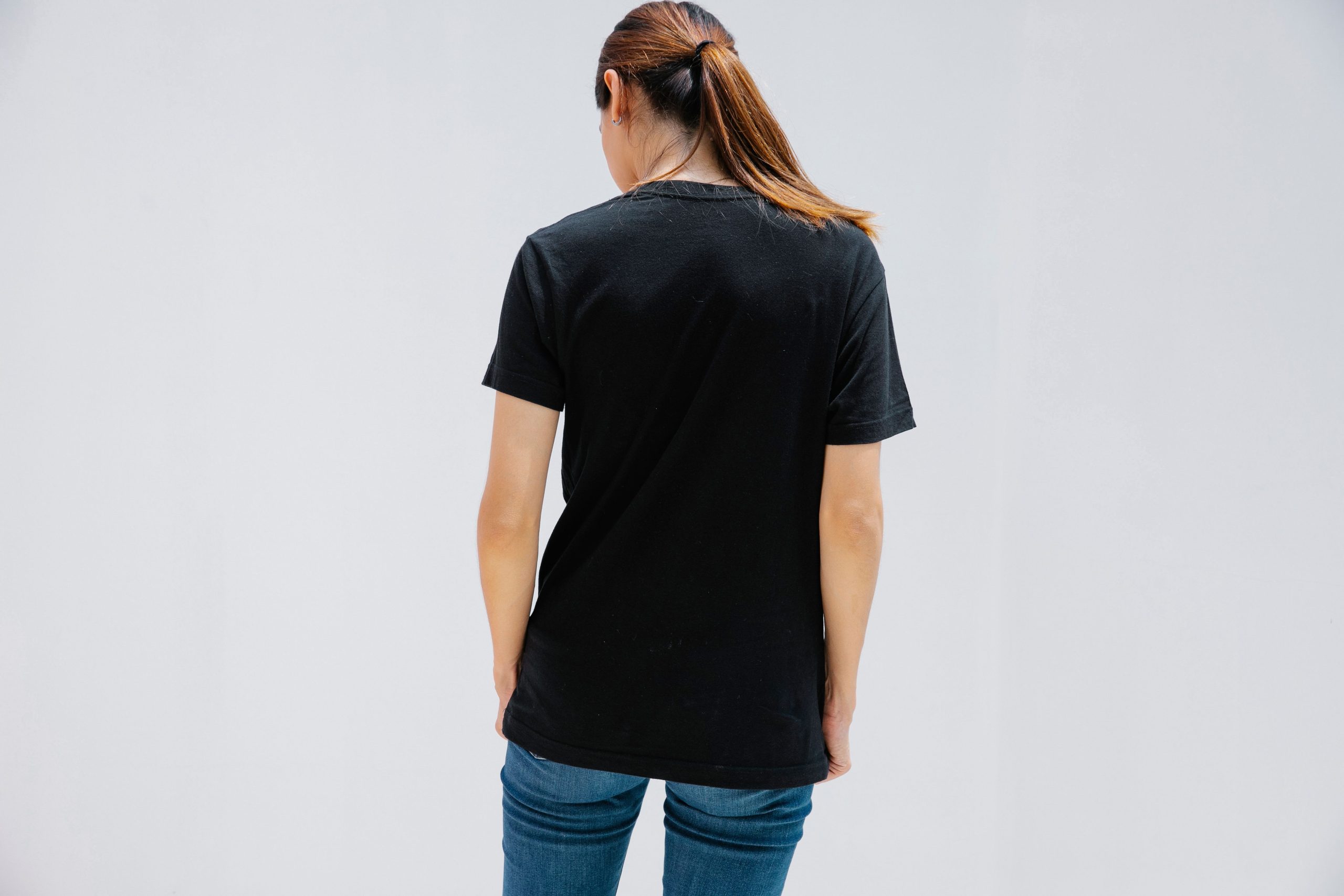 Femme vue de dos en tenue décontractée casual